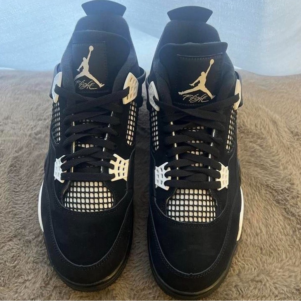 Jordan retro white thunder white and black size 10.5